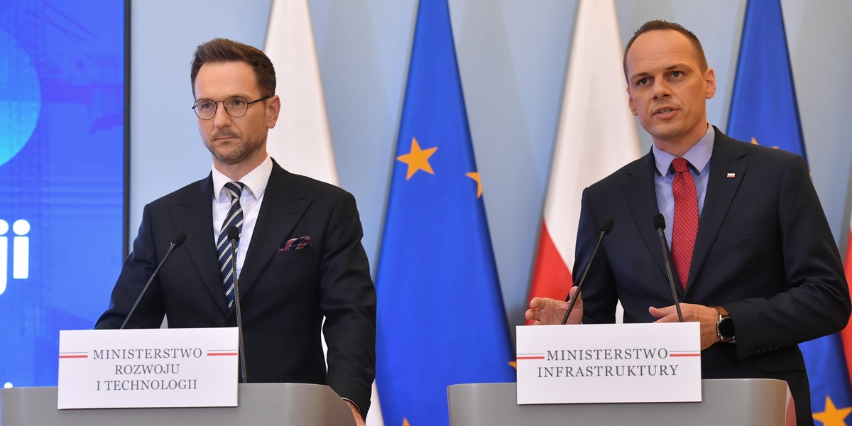 Minister rozwoju i technologii Waldemar Buda oraz sekretarz stanu w Ministerstwie Infrastruktury Rafał Weber na konferencji prasowej.