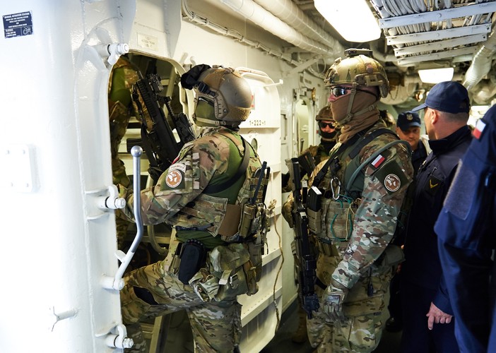 Załoga polskiego okrętu liczy ponad 200 marynarzy. Na pokładzie znaleźli się też żołnierze sił specjalnych oraz śmigłowiec pokładowy SH-2G wraz z personelem, w tym piloci i nawigatorzy a także personel techniczny zabezpieczający realizację operacji lotniczych na pokładzie okrętu oraz wykonywanie bieżących obsług technicznych śmigłowca.
<br>
ORP 'Generał Tadeusz Kościuszko' na początku lipca dołączy do stałego zespołu okrętów NATO nr 2 (Standing NATO Maritime Group 2), który operuje na Morzu Śródziemnym. W lutym ministrowie obrony państw Sojuszu zdecydowali, że grupa otrzyma zadanie monitorowania napływu uchodźców do Europy przez Morze Egejskie. Obecnie w skład zespołu wchodzi siedem okrętów, głównie fregat, z Grecji, Niemiec, Turcji, USA i Wielkiej Brytanii. Jednostką flagową zespołu jest fregata niemiecka.
<br>
ORP „Kościuszko” będzie realizował zarówno ćwiczenia, jak i działania skierowane przeciwko nielegalnej imigracji na Morzu Śródziemnym. Na wybór 'Kościuszki' zdecydowano się, bo SNMG2 to grupa niszczycieli i fregat, więc delegowany przez Polskę okręt musi spełniać te wymogi. <br><br>fot. (aw/mr) PAP/Adam Warżawa