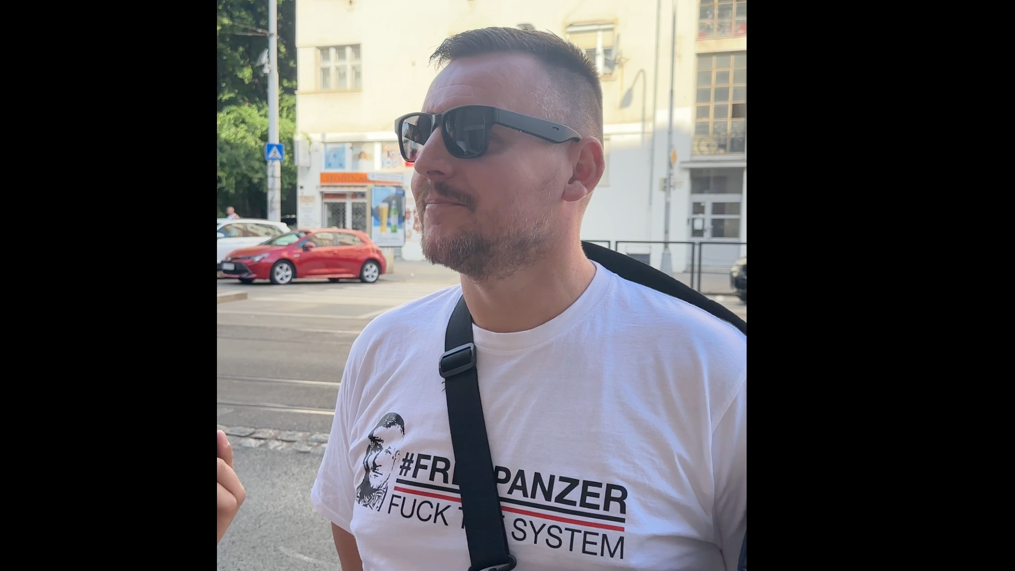 Daniel Bombic pred výsluchom na polícii 11. augusta