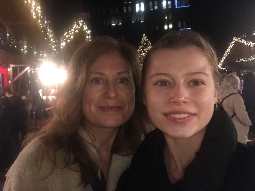 Sophia Lewis et sa fille Gwenifer à un marché de Noël. 
