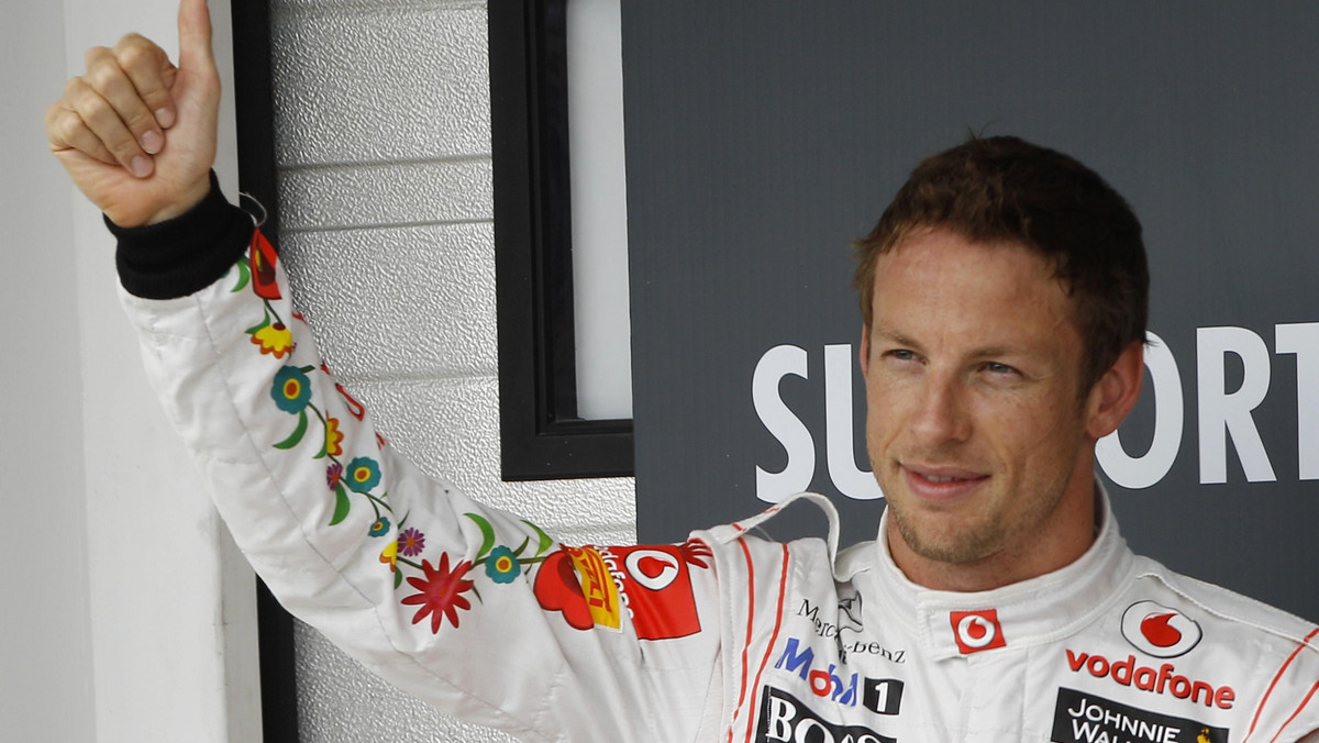 Po rozczarowującym występie w kwalifikacjach przed dwoma tygodniami i 13. polu startowym do Grand Prix Belgii, tym razem Jenson Button błysnął w sobotnie popołudnie trzecim rezultatem. W czasówce na torze Monza ustąpił tylko zespołowemu koledze Lewisowi Hamiltonowi i bezkonkurencyjnemu Sebastianowi Vettelowi, który już po raz dziesiąty w tym sezonie zdobył pole position.