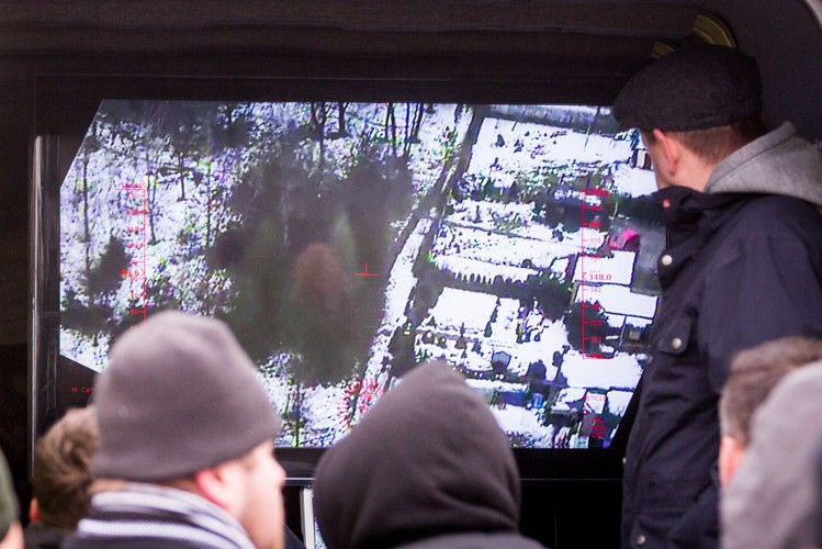 Towarowemu gigantowi z rocznymi przychodami prawie 4,3 mld zł (to dane z 2014 r.), złodzieje tak bardzo dali w kość, że w ciągu ostatnich miesięcy spółka przetestowała kilkanaście latających urządzeń różnych producentów. <br>
- Drony dały nam możliwość patrolowania rozległego obszaru. Okazały się skuteczne – twierdzi Maciej Borecki z PKP Cargo.
<br> Na zdj. Obraz z powietrza w czasie rzeczywistym