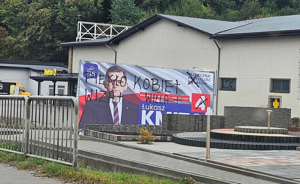 Zniszczone plakaty wyborcze PiS w Makowie Podhalańskim