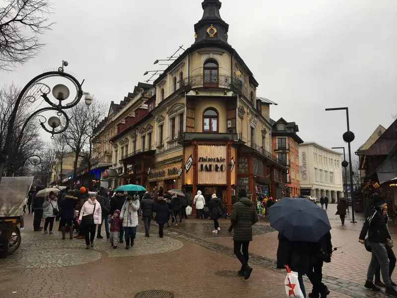 Krupówki to esencja zakopiańskiego kiczu