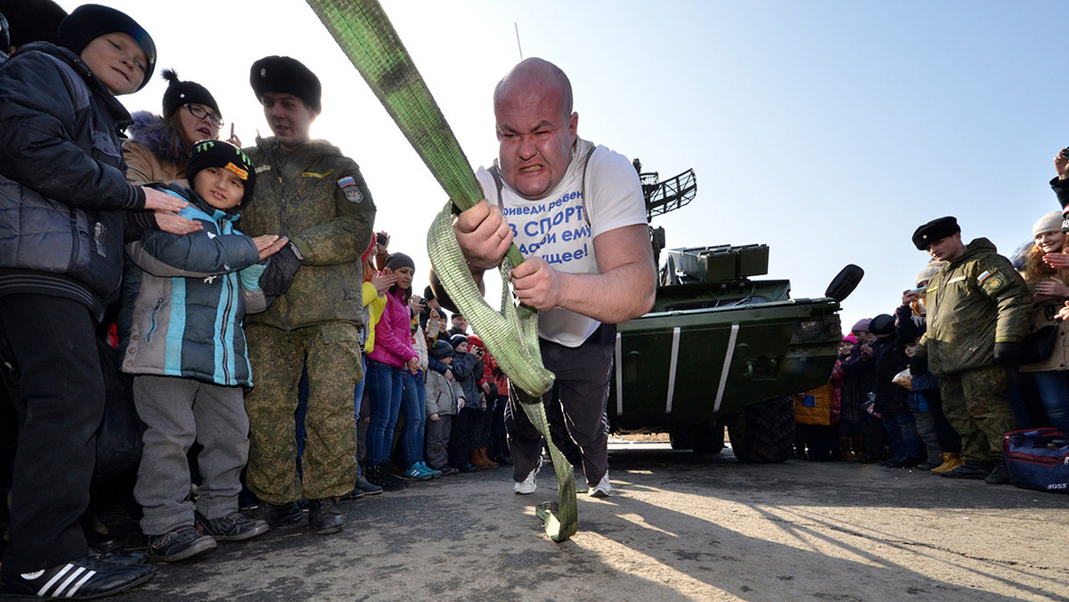 Ivan Savkin to z pewnością jedna z najbardziej barwnych postaci dyscypliny strongman. Rosyjski siłacz pochodzący z Władywostoku postanowił zadziwić cały świat oraz pokazać wszystkim, że siła ludzkich mięśni jest zdolna do pokonywania barier które powszechnie są określane jako niemożliwe do przełamania.