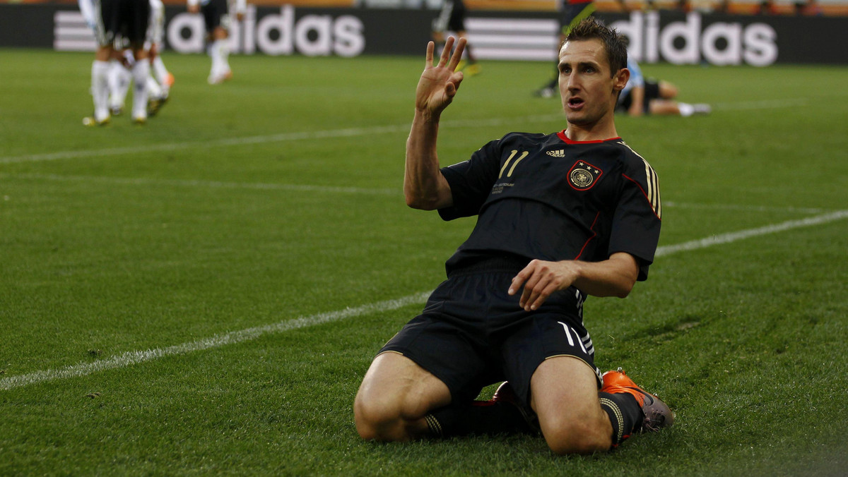 Miroslav Klose, który w setnym występie w reprezentacji Niemiec strzelił dwa gole, pieczętując zwycięstwo nad Argentyną 4:0 w ćwierćfinale piłkarskim mundialu nad indywidualne sukcesy przekłada zdobycie Pucharu Świata.