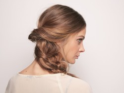 Modna fryzura nie tylko na plażę: letni warkocz krok po kroku