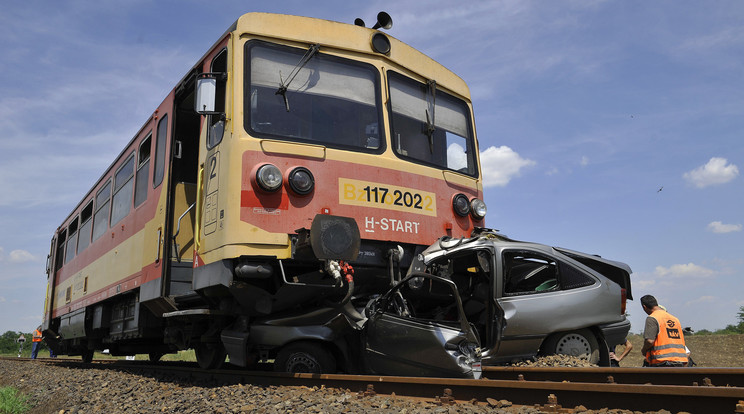 Vonattal ütközött egy autó Erdőteleknél, a sofőr meghalt - Fotó: MTI Czeglédi Zsolt