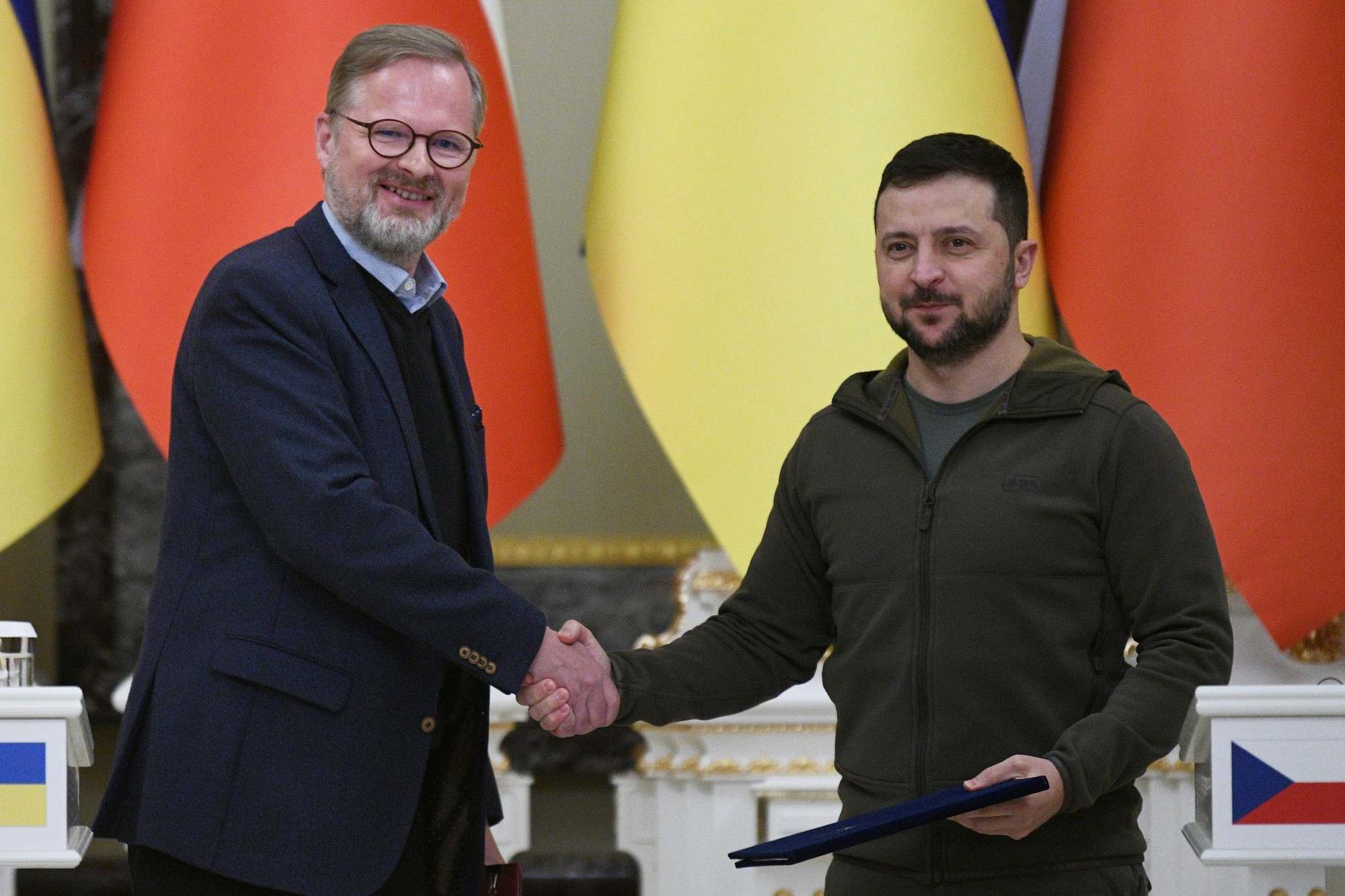 Prezident Zelenskyj ocenil Fialu za mimoriadny osobný prínos k rozvoju ukrajinsko-českej medzištátnej spolupráce a podporu nezávislosti a územnej celistvosti Ukrajiny.