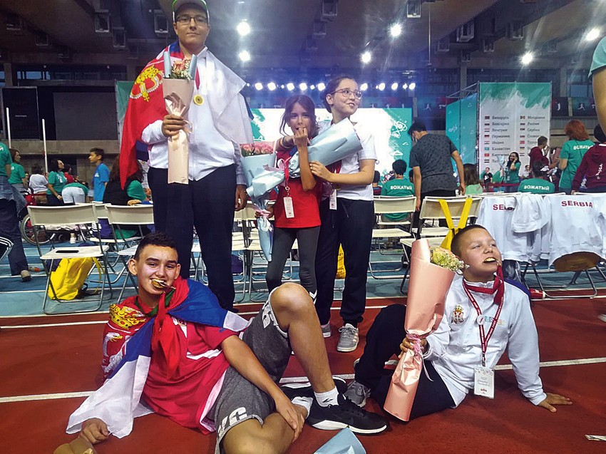 Od njih možemo da učimo šta su prave vrednosti jer su oni mali samo po godinama, a u stvari su veliki ljudi. Naši pobednici su pokazali veliko zajedništvo, borbenost, ljubav i pažnju prema drugarima i vratili su nam osmeh na lice. Bravo, deco!