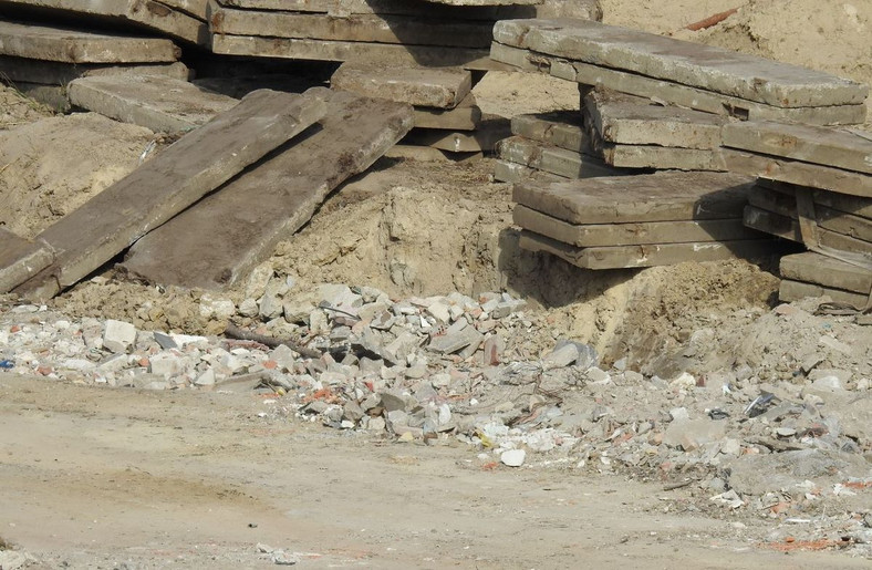 W wyrobisku zakopano kilka ciężarówek nielegalnych odpadów