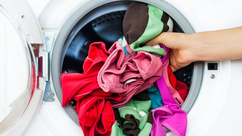 Jak uratować zafarbowane w praniu ubrania? - Moda