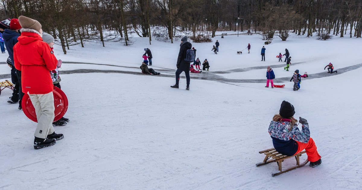 6-latka zjeżdżała na sankach na osiedlowej drodze. Nie zdołała wyhamować przed autem