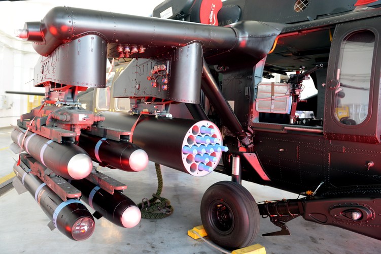 Prezes mieleckiej firmy zaznaczył, że śmigłowiec w tej konfiguracji realizuje zapotrzebowania klientów spółki. „Dzisiaj ten śmigłowiec może być rekonfigurowany w maszynę wielozadaniową. Może być wykorzystywany w misjach poszukiwawczych, ewakuacji medycznej, jako helikopter do transportu czy do wsparcia ataku” - mówił Zakręcki.
<br>
Wiceprezes PZL Mielec James Katzen zaznaczył natomiast, że Black Hawk w tej wersji jest wielką szansą na eksport dla mieleckiej firmy. Jego zdaniem zainteresowani takim produktem będą zarówno dotychczasowi klienci, którzy już mają Black Hawki, jak i nowi, którzy będą wymieniać stare maszyny na nowoczesne śmigłowce. 
<br><br>
huk/ pb/
<br>fot. (cat) PAP/Piotr Polak