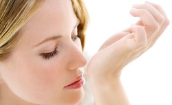 Nie tak szybko! Po jakim czasie chorym na COVID-19 wraca węch?