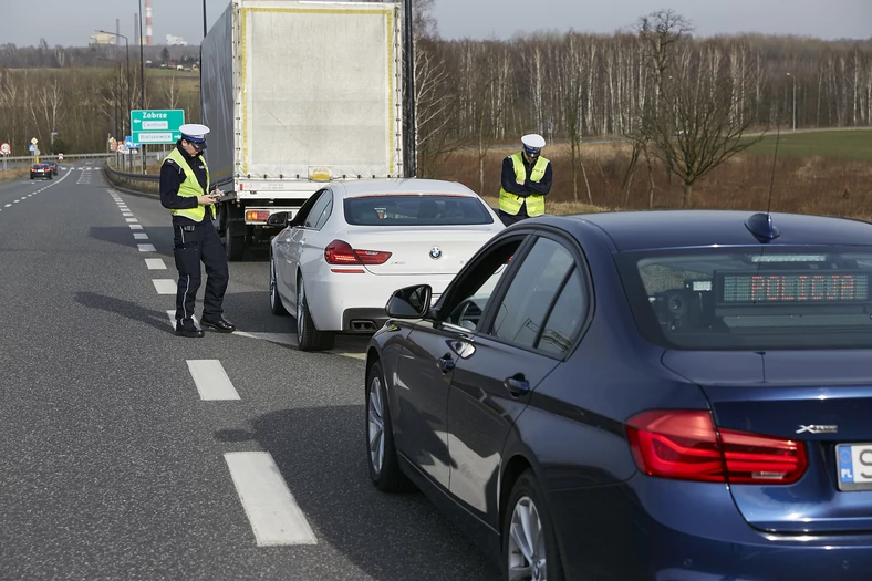 Pojazd policyjny staje – jeśli to możliwe – za pojazdem kontrolowanym 