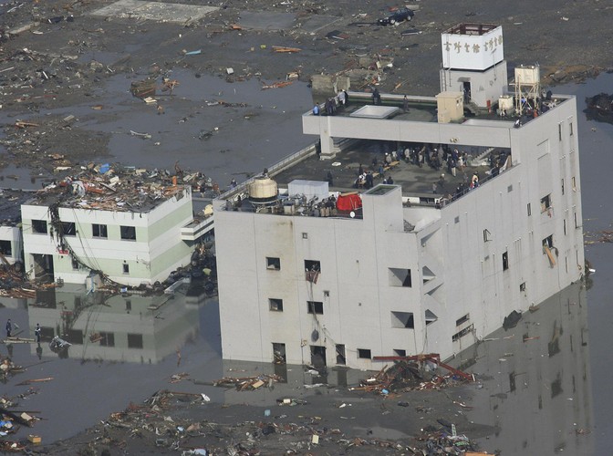 Ludzie uwięzieni na dachu budynku w Minami Sanriku w prefekturze Miyagi