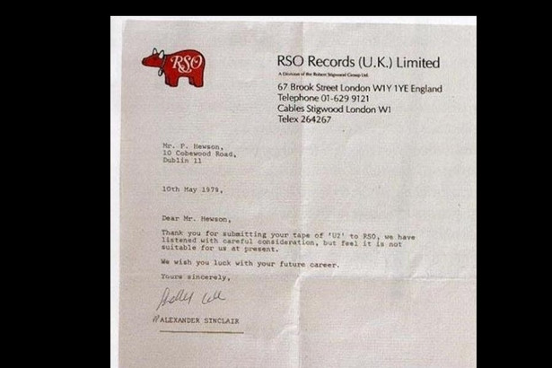 "Dziękujemy za przesłanie taśmy "U2" do RSO Records, którą przesłuchaliśmy z należytą uwagą. Sądzimy jednak, że aktualnie nie nadaje się do nas. Życzymy powodzenia w przyszłej karierze". Jak widać, przynajmniej życzenia się spełniły. List do U2 z RSO Records // źródło: mentalfloss.com