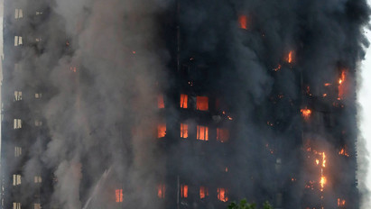Újabb tűzvésztől tartanak: közel 800 londoni lakásból költöztették ki a lakókat
