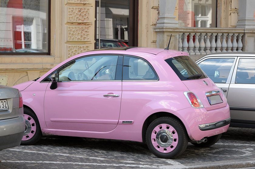 Grażyna Szapołowska i jej różowy samochód, fiat 500