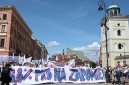 Lekarze manifestowali w Warszawie. "Stop śmierci w kolejkach" [ZDJĘCIA]