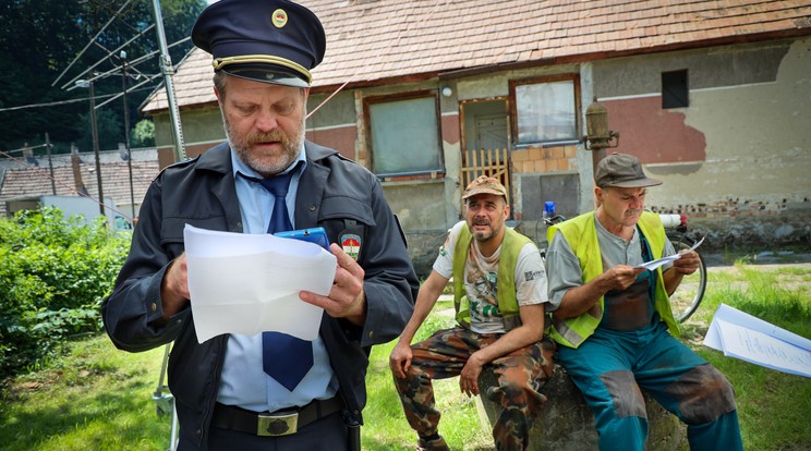 Szabó Győző (balra) még közvetlen a felvételek előtt is magolt, de így tett Kerekes József is (jobbra), Debreczeny Csaba (középen) türelmesen várt rájuk. /Fotó: RTL Klub