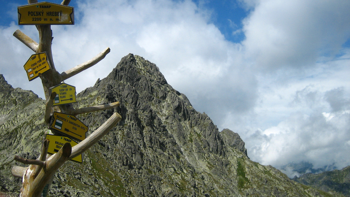 Począwszy od wtorku zamknięte są wszystkie wysokogórskie szlaki turystyczne w słowackiej części Tatr. Ograniczenie jest wprowadzane co roku z uwagi na ochronę przyrody oraz bezpieczeństwo i potrwa do 15 czerwca przyszłego roku – przypominają władze słowackiego Tatrzańskiego Parku Narodowego.