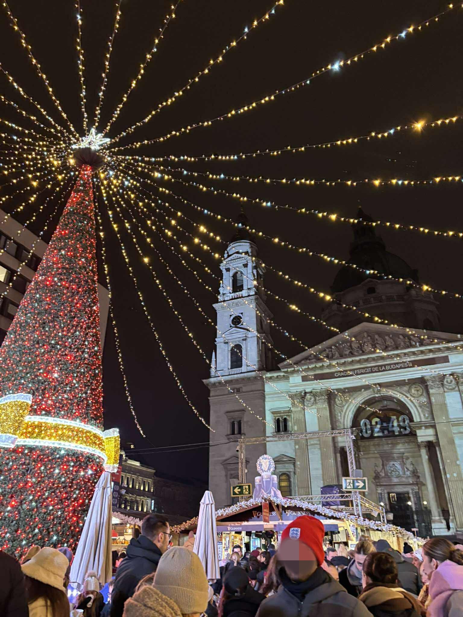 Vianočné trhy na Námestí svätého Štefana v Budapešti. 