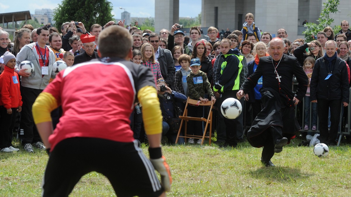 Kard. Kazimierz Nycz strzelił gola brązowemu medaliście Europy do lat 17 - Oskarowi Pogorzelcowi. Gol rozpoczął dwudniowe obchody Dnia Dziękczynienia przed Świątynią Opatrzności Bożej w warszawskim Wilanowie. Sobota jest dniem spotkania młodych ludzi. Uczestniczą oni m.in. w zabawie pod hasłem "Wielka Bramka - Pomóżmy naszej reprezentacji strzelić gola!".