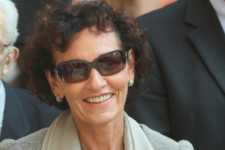 <b>9. Grażyna Karkosik - jej majątek szacuje się na 450 mln zł</b>
<br>
<br>
Największa inwestorka na warszawskiej Giełdzie Papierów Wartościowych.
<br>
<br>
Żona, ale również partnerka w większości inwestycyjnych przedsięwzięć rekina polskiej giełdy Romana Karkosika. Posiada 30 proc. akcji Narodowego Funduszu Inwestycyjnego Krezus, inwestującego w poszukiwania surowców oraz biznes handlowy. Jest akcjonariuszką grupy kapitałowej Alchemia, producenta rur i wyrobów stalowych. Ma również pakiet akcji firmy Skotan zajmującej się inwestycjami w produkty biolecznicze. 
<br>
<br>
W rankingu najbogatszych Polaków występuje zazwyczaj z mężem; z 3 mld zł rodzinnych aktywów zajmują szóste miejsce. Sukces przyniosła im seria inwestycji w dawne państwowe zakłady przemysłowe. Karkosikowie restrukturyzowali je i sprzedawali już jako zyskowne przedsięwzięcia.
<br>
<br>
Własny portfel akcji Grażyna Karkosik buduje od 20 lat. Jej nazwisko budzi wśród giełdowych inwestorów respekt i wywołuje emocje. Gdy przeprowadzi jakąś transakcję, naśladują ją setki indywidualnych graczy.