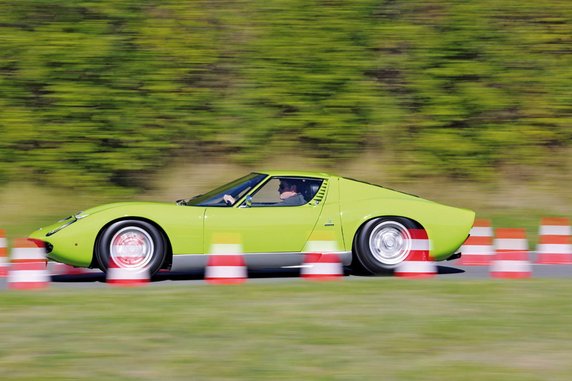 Lamborghini Miura P400 S - Piekna bestia