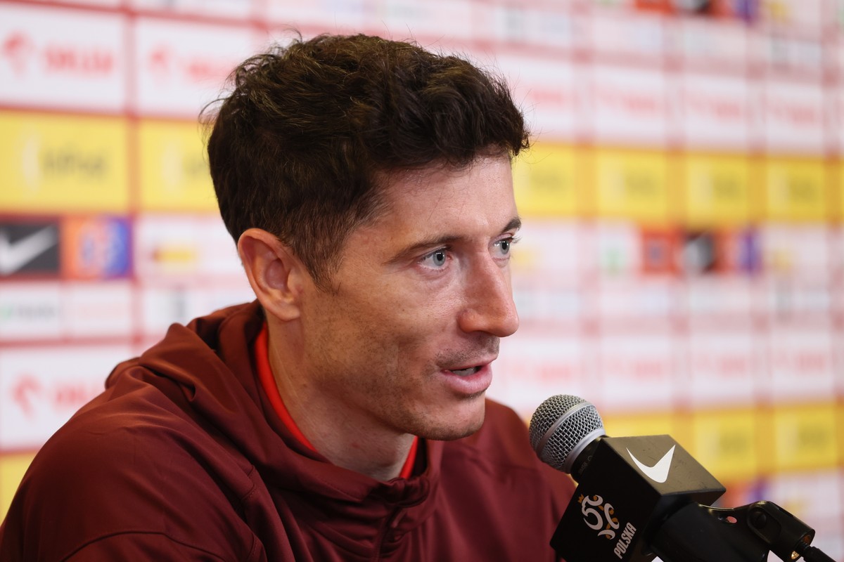 Kapitan piłkarskiej reprezentacji Polski Robert Lewandowski podczas konferencji prasowej kadry w Warszawie