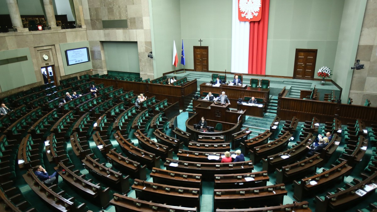 Szef klubu PiS Ryszard Terlecki zapowiedział, że jego klub chce, by w komisji śledczej ws. afery Amber Gold znalazło się także miejsce dla mniejszych ugrupowań. Komisja będzie więc liczyć nie dziewięć, a jedenaście osób. Oznacza to, że miejsce będzie przysługiwało każdemu klubowi, którego posłowie zasiadają w Sejmie.