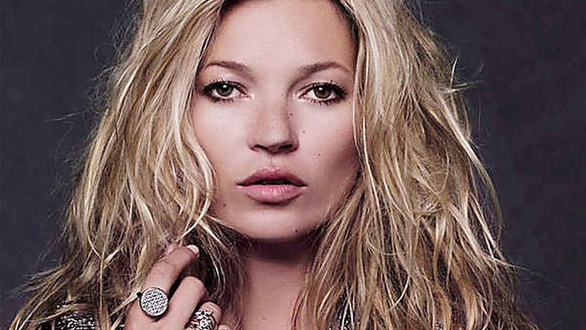 Jej zdjęcia są wszędzie — i to już od 20 lat. Kate Moss to twarz swojego pokolenia, modelka, która ukształtowała obowiązujący ideał urody i sylwetki. Nieustannie żyje w blasku fleszy, ale nie lubi mówić o sobie i rzadko udziela wywiadów.