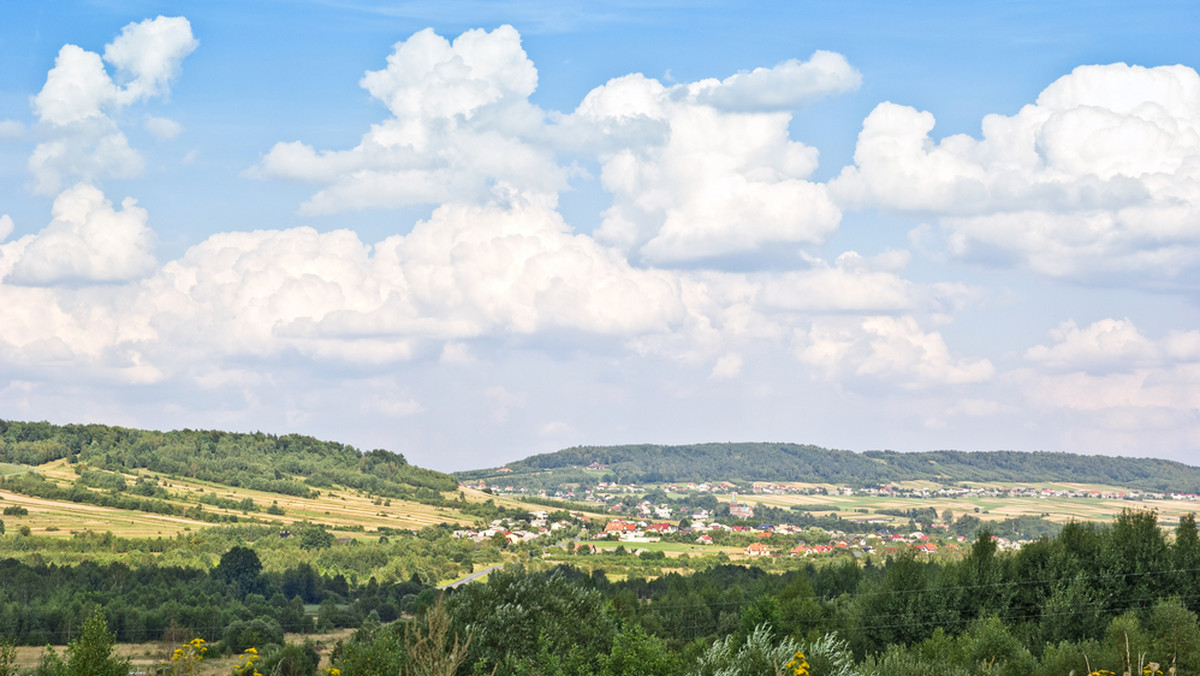 <strong>Wyżyna Małopolska to spory i zróżnicowany obszar na mapie Polski. Zaliczane są do niej Góry Świętokrzyskie, które są jej najwyższą częścią. Wyżyna Małopolska rozciąga się przez wiele kilometrów, a na jej terenie leży aż pięć województw.</strong>