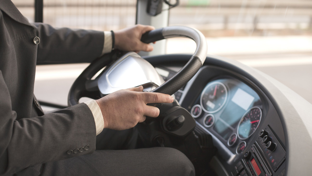 Ruch na dworcu autobusowym MDA (Małopolskie Dworce Autobusowe) w Krakowie był zbliżony do tego w okresie wakacyjnym, ale od 30 lipca do 2 sierpnia zdecydowanie wzrosła sprzedaż biletów na kursy krajowe i międzynarodowe – wynika ze statystyk prowadzonych przez MDA.