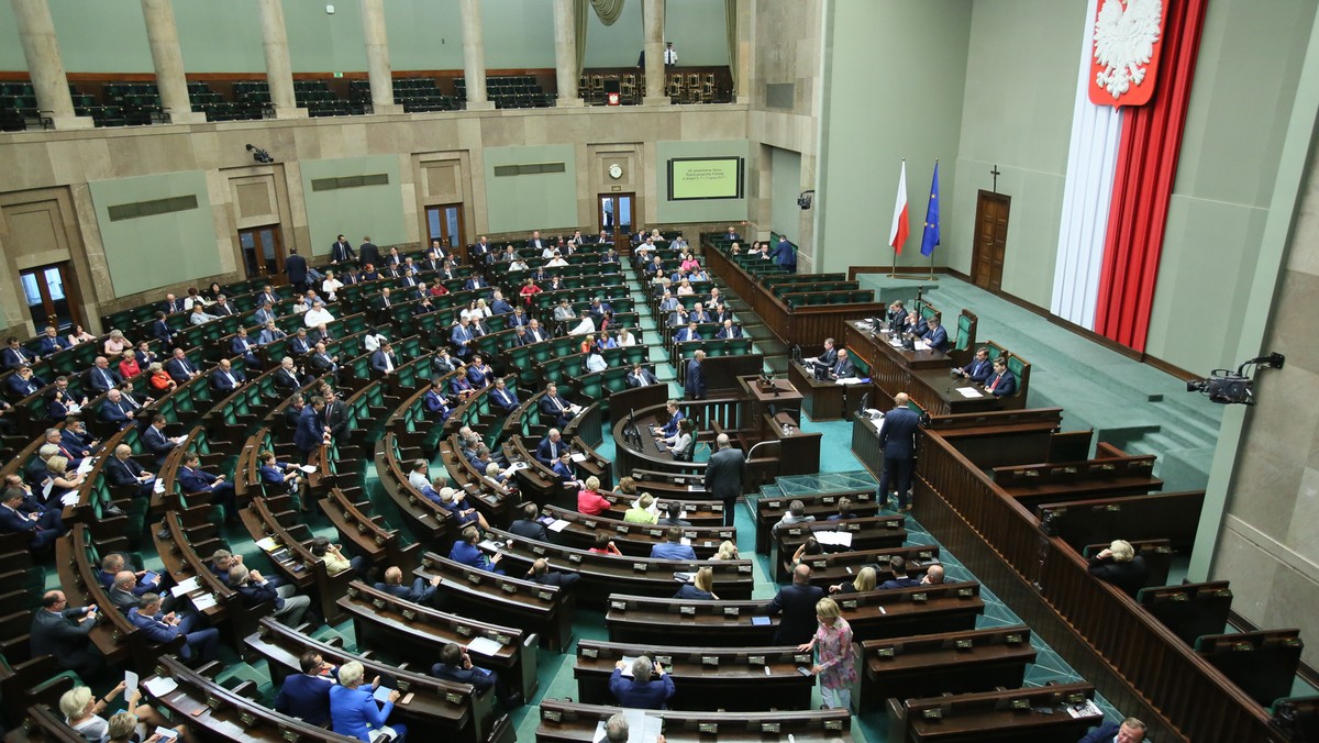 Sejm uchwalił nowelizację ustawy o Krajowej Radzie Sądownictwa, która przewiduje m.in. wygaszenie kadencji 15 członków Rady będących sędziami. Ich następców wybrałby Sejm - dziś wybierają ich środowiska sędziowskie. Po godzinie 18 uchwalono także nowelę ws. ustroju sądów. Zmienione zostały m.in. zasady powoływania i odwoływania prezesów sądów przez ministra sprawiedliwości.