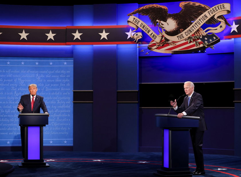 Na zdjęciu od lewej: Donald Trump i Joe Biden w trakcie drugiej prezydenckiej debaty.