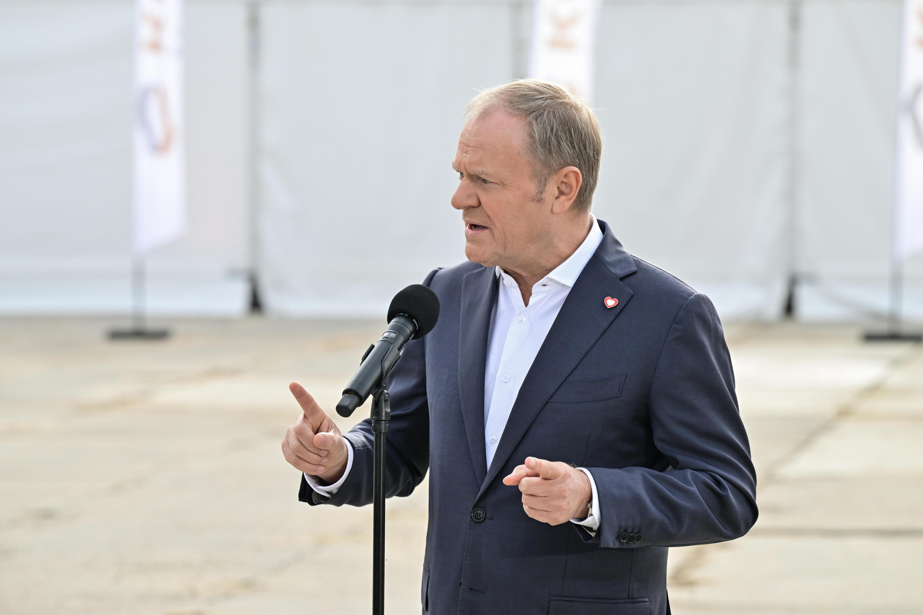 "Gwałciciel konstytucji" – Tusk ostro o Nawrockim po decyzji ws. sędziów