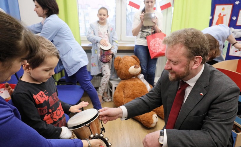 Minister zdrowia Łukasz Szumowski na spotkaniu z dziećmi w Szpitalu Dziecięcym przy ul. Niekłańskiej w Warszawie