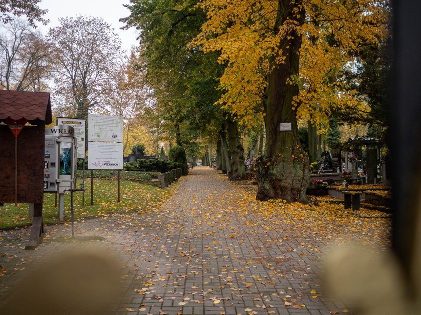 Płacz i rozczarowanie przed cmentarzami