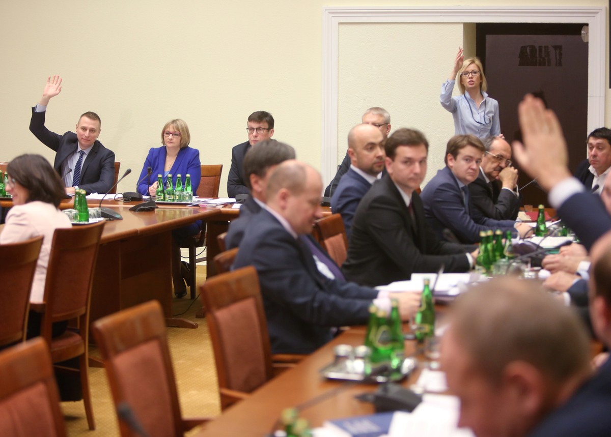 Środowiska przeciwne zmianom w prawie dotyczącym Trybunału Konstytucyjnego domagają się czasu na konsultacje społeczne i zorganizowania wysłuchania publicznego