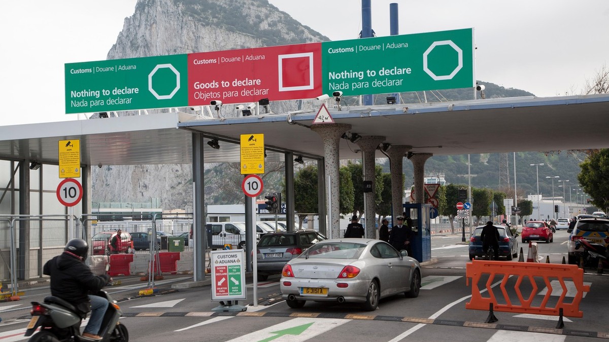 U ovim zemljama na granici mogu da vam pretraže mobilne telefone