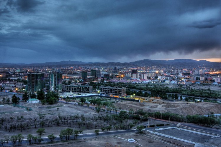 Zagraniczne spółki mogą bez przeszkód ubiegać o finansowanie w miejscowych bankach. Pierwszy prywatny bank w Mongolii otwarto w 1990 rok. Od tego czasu sektor bankowy znacznie się rozwinął. Obecnie w Mongolii działa 14 banków komercyjnych, z Khan Bank i Golomt Bank na czele. Żaden zagraniczny bank nie ma jednak licencji na działalność. Jak zaznacza KMPG w raporcie, pożyczając pieniądze z mongolskich banków, przedsiębiorcy   muszą się liczyć z dość wysokim oprocentowaniem. W 2012 roku odsetki od kredytów dla biznesu w lokalnej walucie sięgały nawet 18 -26 proc., a w dolarach – 13,2 – 21,6 proc. Na zdjęciu Ułan Bator nocą.