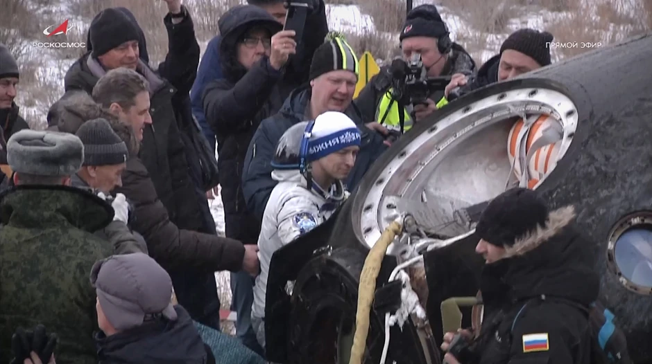 Sergej Rižikov ispisuje datum sletanja na kapsulu Sojuz u Kazahstanu 9. decembra