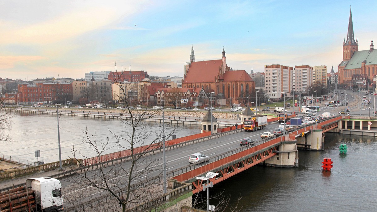 Szczecin musi stać się atrakcyjny dla inwestorów i spełniać oczekiwania mieszkańców - zadeklarował kandydat na prezydenta miasta Łukasz Tyszler. W niedzielę poparła go rada powiatu szczecińskiej PO. Tyszler - lekarz, a od 2010 r. radny - zapewnia, że ma receptę na Szczecin.