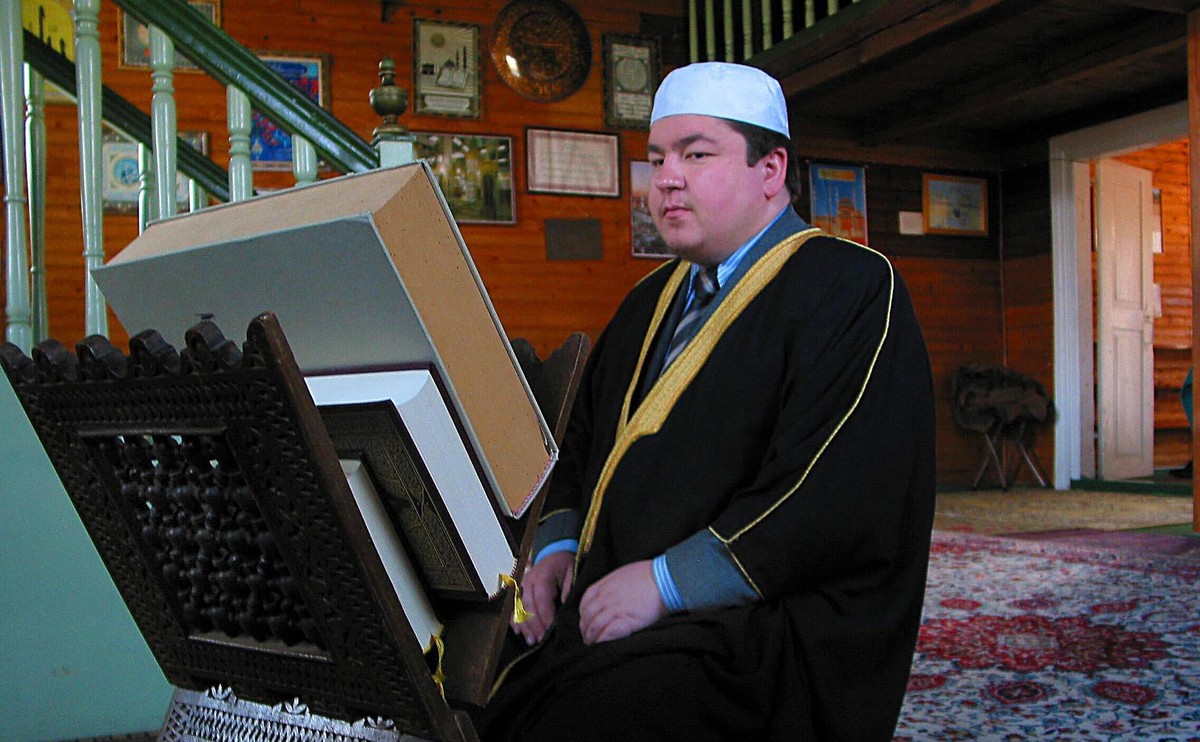 Mufti Tomasz Miśkiewicz w meczecie w Bohonikach