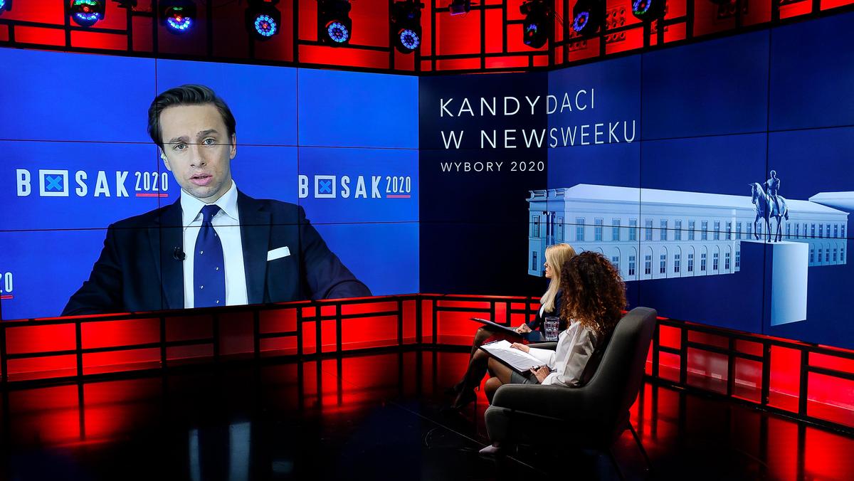 25.03.2020 Warszawa. Debata prezydencka Nrewsweeka. Renata Gochal (blond włosy) i Aleksandra Pawlica (ciemne włosy) we studia w rekacji Newsweek Polska rozmawiają z kandydatem Konfederacji na urząd prezydebta RP Krzysztofem Boskakiem. fot Filip Klimaszews