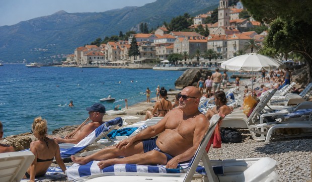 Turista na plaži - ilustracija