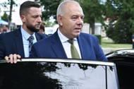 Łańcut, 28.07.2021. Wicepremier, minister aktywów państwowych Jacek Sasin podczas konferencji prasowej przed Centrum Medycznym w Łańcucie